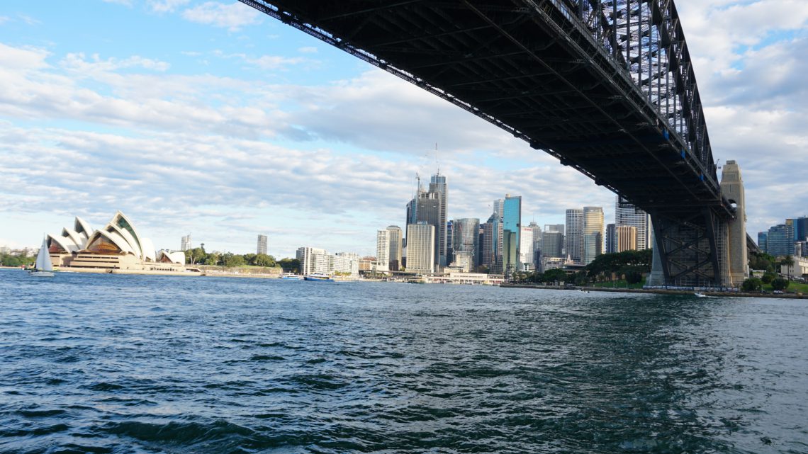 Blick von der Harbour-Bridge auf die Oper in Sydney