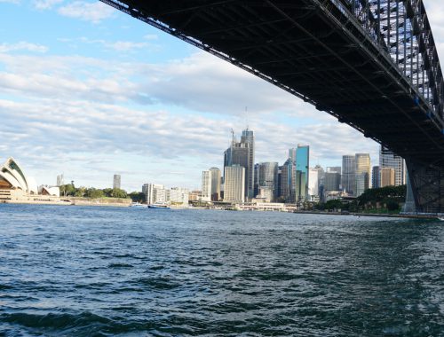 Blick von der Harbour-Bridge auf die Oper in Sydney